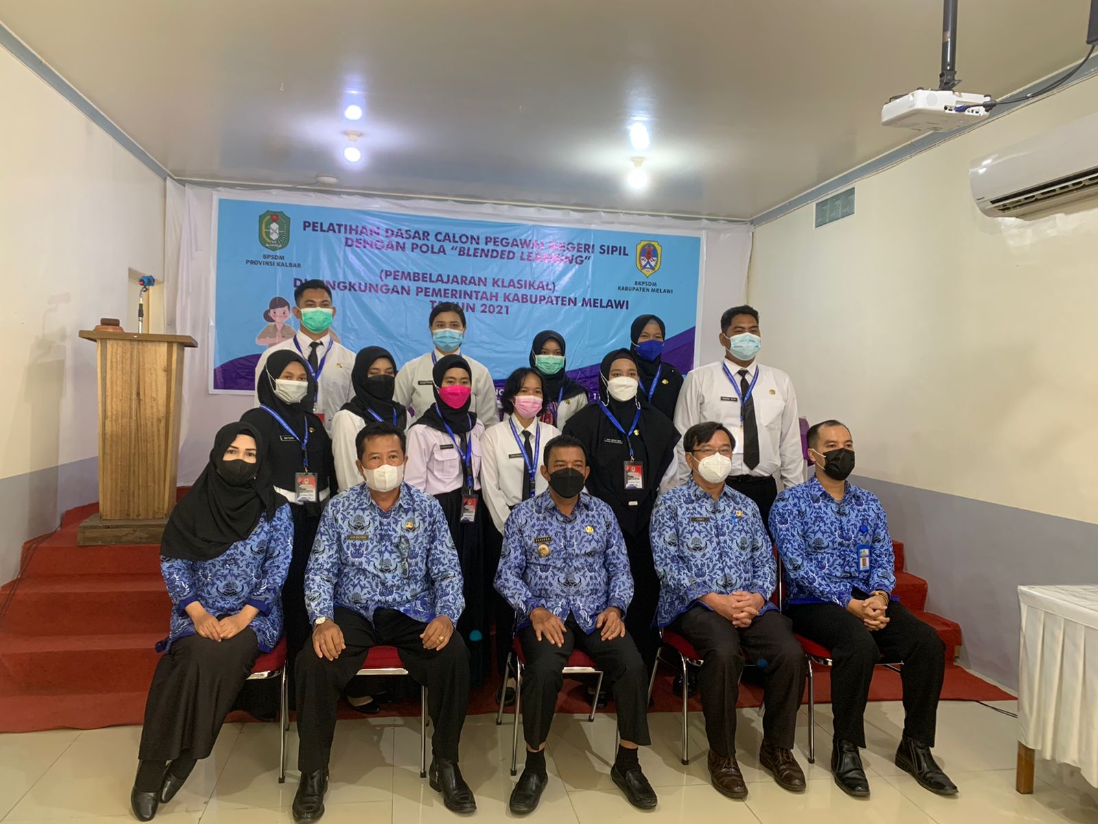 Wakil Bupati Melawi Drs.Kluisen membuka Pendidikan Latihan Dasar Calon Pegawai Negeri Sipil Golongan II